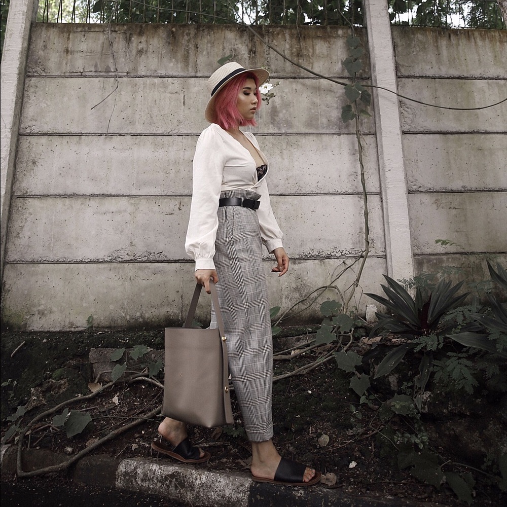 Taupe tote bag (worn by kpop artists)